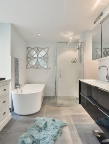 design-d-interieur-de-luxe-d-une-salle-de-bain-avec-des-murs-en-marbre