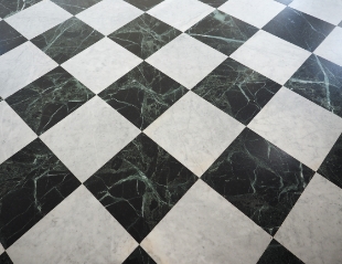 fond-de-sol-en-pierre-a-carreaux-blanc-vert-et-noir